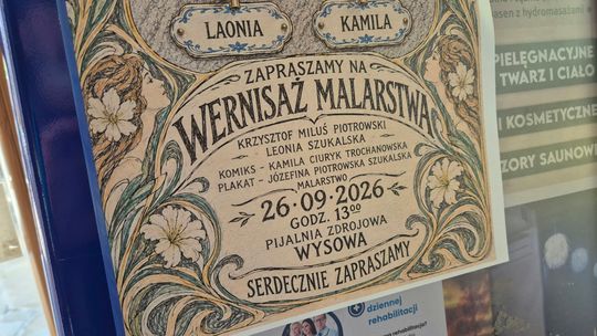 grupa ludzi przy stołach z grzybami i boksach sprzedażowych w Wysowej-Zdroju