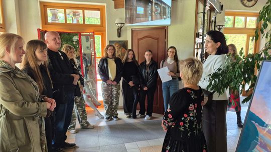 grupa ludzi przy stołach z grzybami i boksach sprzedażowych w Wysowej-Zdroju