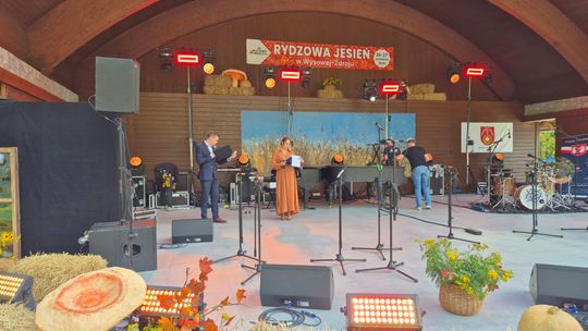 grupa ludzi przy stołach z grzybami i boksach sprzedażowych w Wysowej-Zdroju