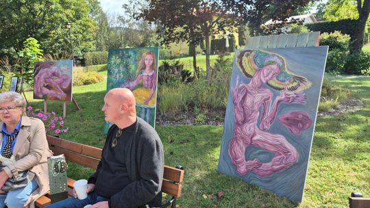 grupa ludzi przy stołach z grzybami i boksach sprzedażowych w Wysowej-Zdroju