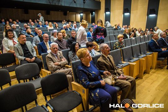 grupa ludzi na sali w bobowej
