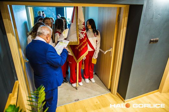 grupa ludzi na sali w bobowej
