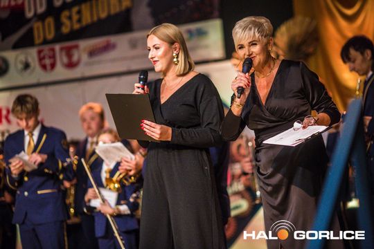 grupa ludzi na sali w bobowej