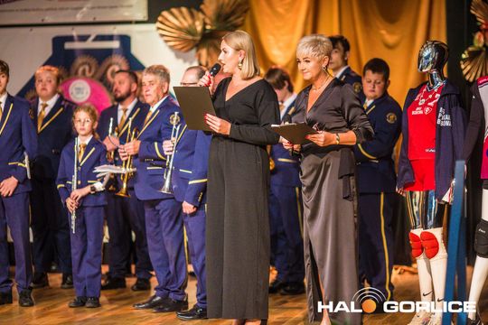 grupa ludzi na sali w bobowej