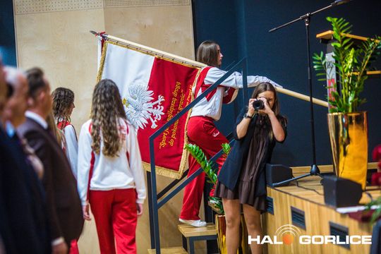 grupa ludzi na sali w bobowej