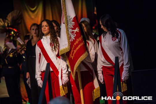 grupa ludzi na sali w bobowej