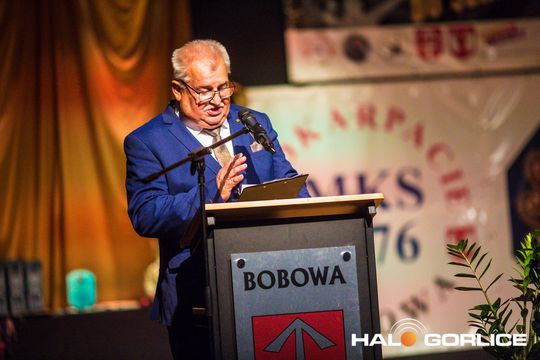 grupa ludzi na sali w bobowej
