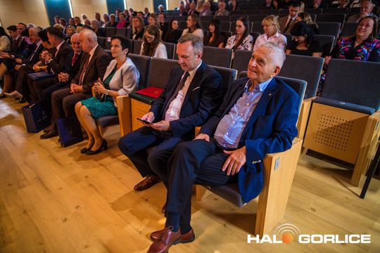 grupa ludzi na sali w bobowej