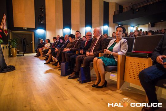 grupa ludzi na sali w bobowej