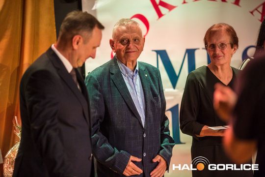 grupa ludzi na sali w bobowej