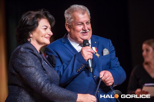 grupa ludzi na sali w bobowej
