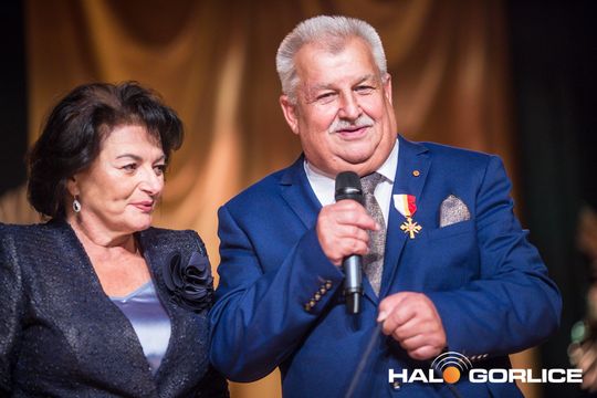 grupa ludzi na sali w bobowej