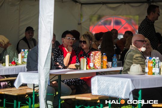 grupa osób bawiących się na placu w Siarach