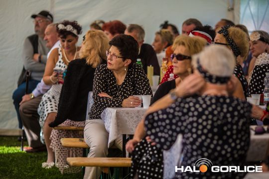 grupa osób bawiących się na placu w Siarach