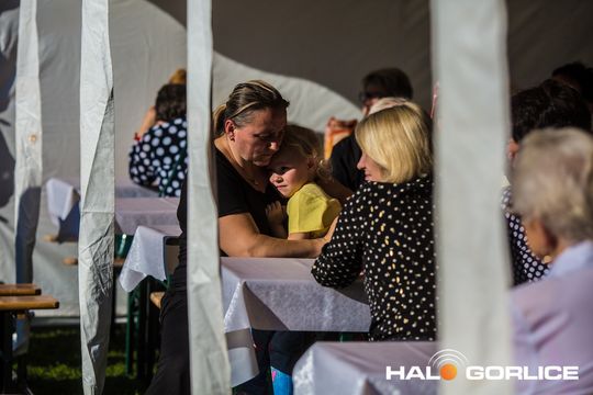 grupa osób bawiących się na placu w Siarach