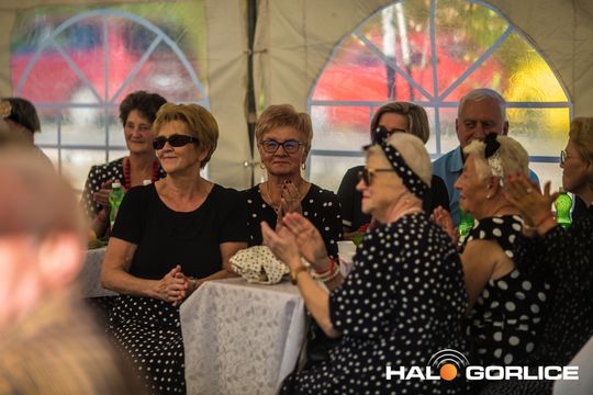 grupa osób bawiących się na placu w Siarach