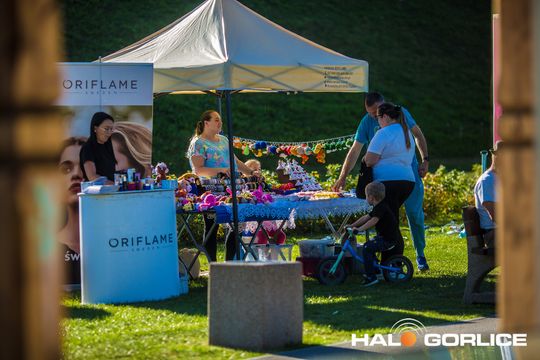 grupa osób bawiących się na placu w Siarach