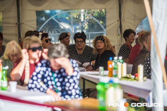 grupa osób bawiących się na placu w Siarach