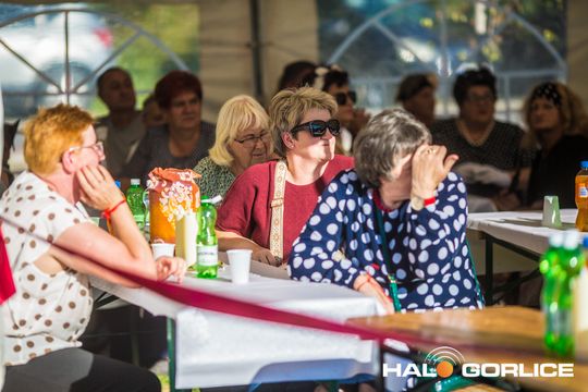 grupa osób bawiących się na placu w Siarach