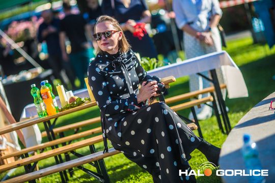 grupa osób bawiących się na placu w Siarach
