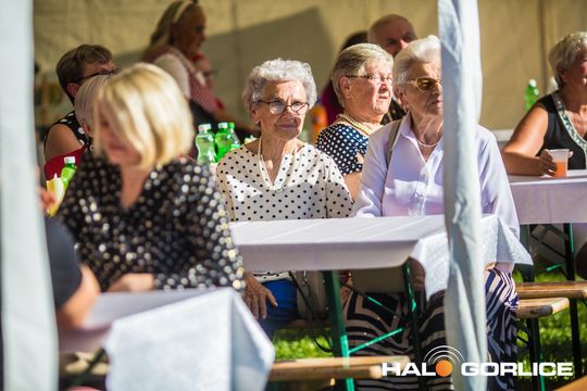 grupa osób bawiących się na placu w Siarach