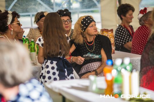 grupa osób bawiących się na placu w Siarach