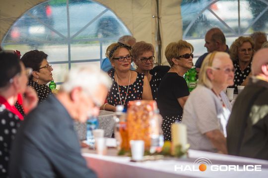 grupa osób bawiących się na placu w Siarach