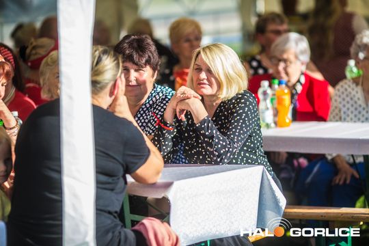 grupa osób bawiących się na placu w Siarach