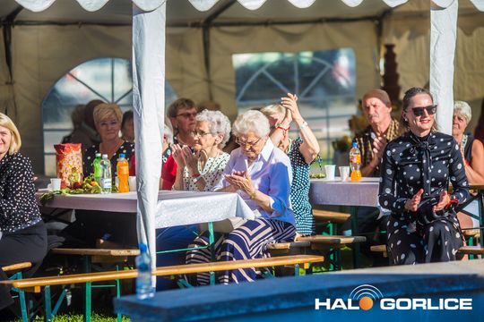 grupa osób bawiących się na placu w Siarach