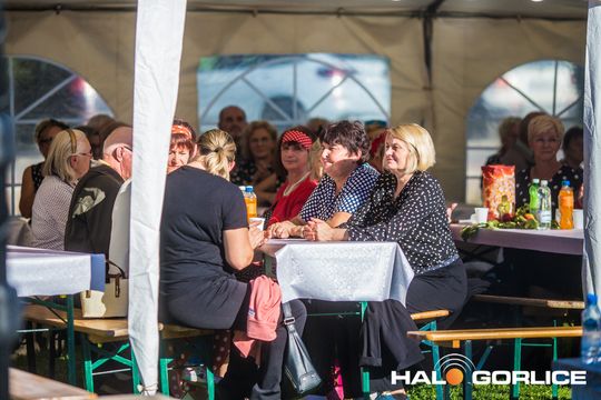 grupa osób bawiących się na placu w Siarach