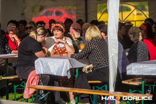 grupa osób bawiących się na placu w Siarach