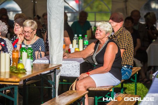grupa osób bawiących się na placu w Siarach