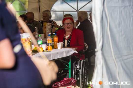 grupa osób bawiących się na placu w Siarach
