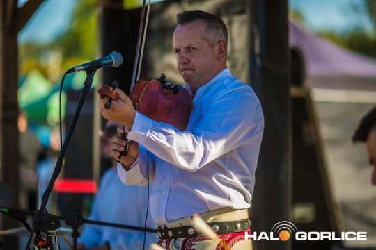 grupa osób bawiących się na placu w Siarach