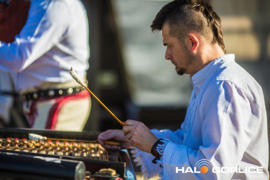 grupa osób bawiących się na placu w Siarach