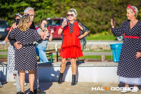 grupa osób bawiących się na placu w Siarach