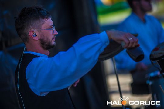 grupa osób bawiących się na placu w Siarach