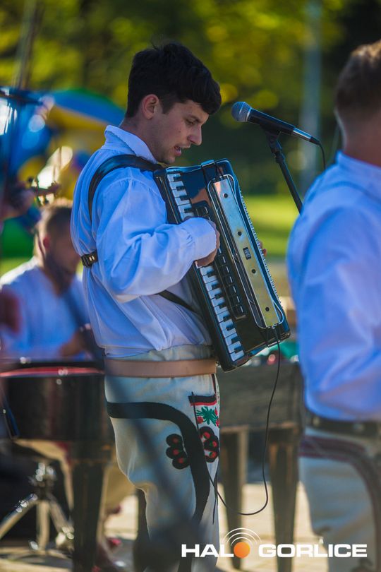 grupa osób bawiących się na placu w Siarach