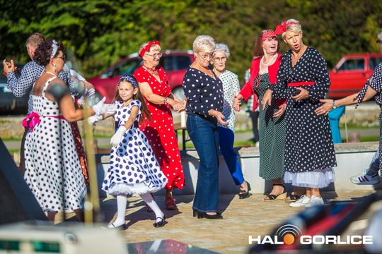 grupa osób bawiących się na placu w Siarach
