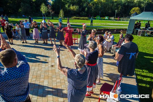 grupa osób bawiących się na placu w Siarach