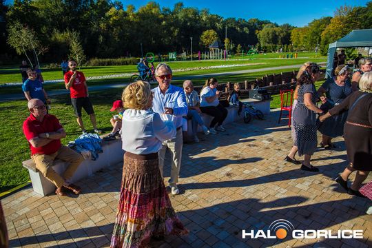grupa osób bawiących się na placu w Siarach