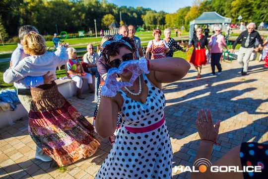 grupa osób bawiących się na placu w Siarach
