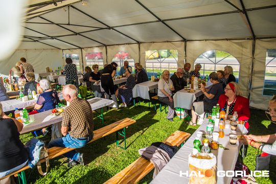 grupa osób bawiących się na placu w Siarach