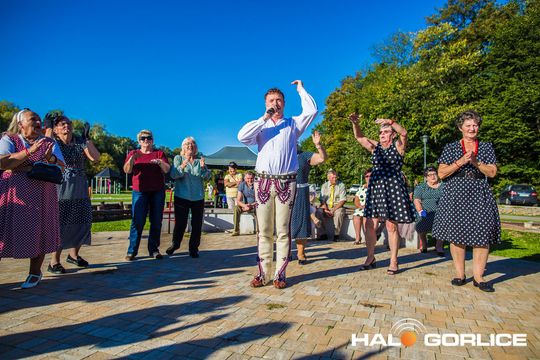 grupa osób bawiących się na placu w Siarach