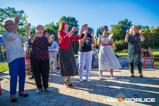 grupa osób bawiących się na placu w Siarach