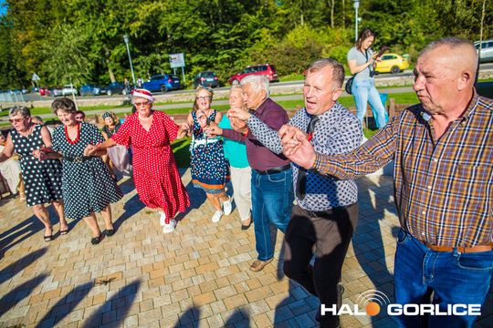 grupa osób bawiących się na placu w Siarach