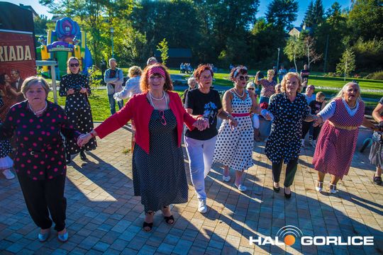 grupa osób bawiących się na placu w Siarach
