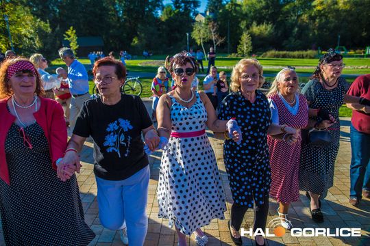 grupa osób bawiących się na placu w Siarach