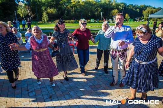 grupa osób bawiących się na placu w Siarach