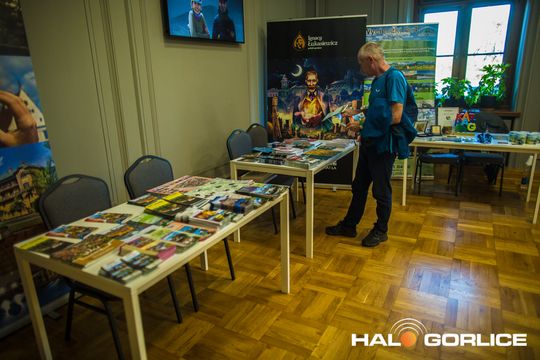 grupa osób na scenie